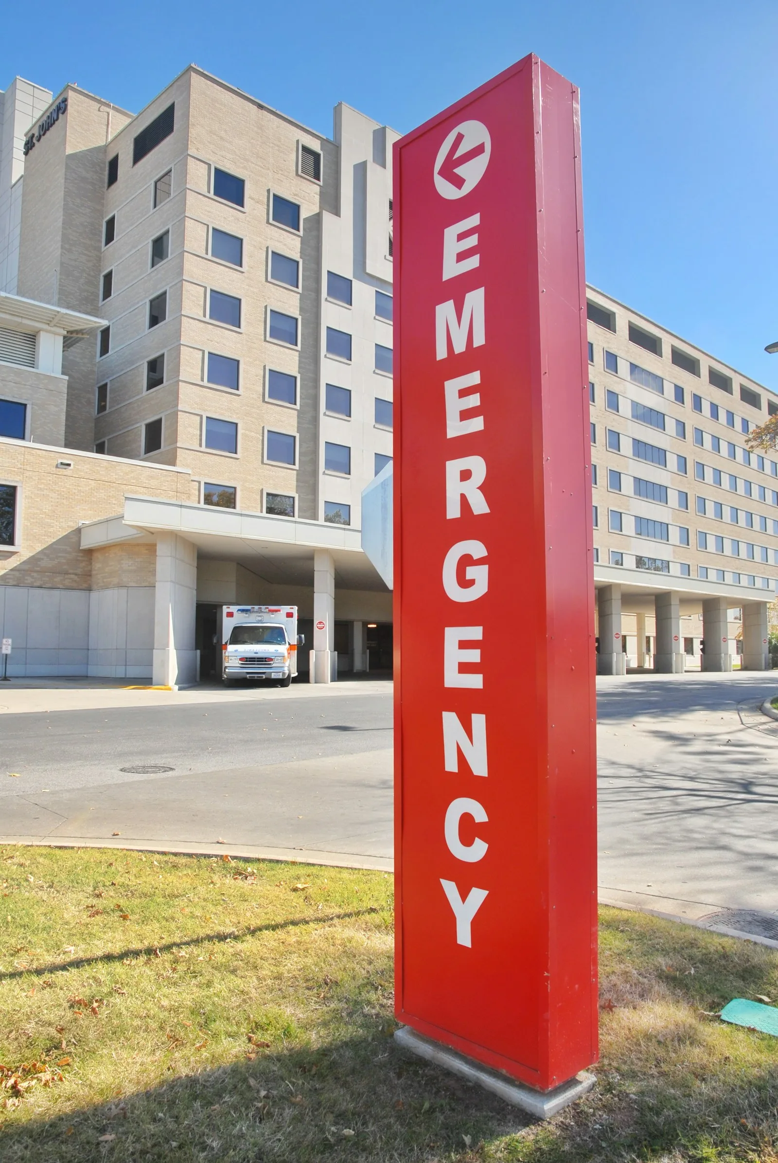 Photo of the emergency sign in front of a hospital