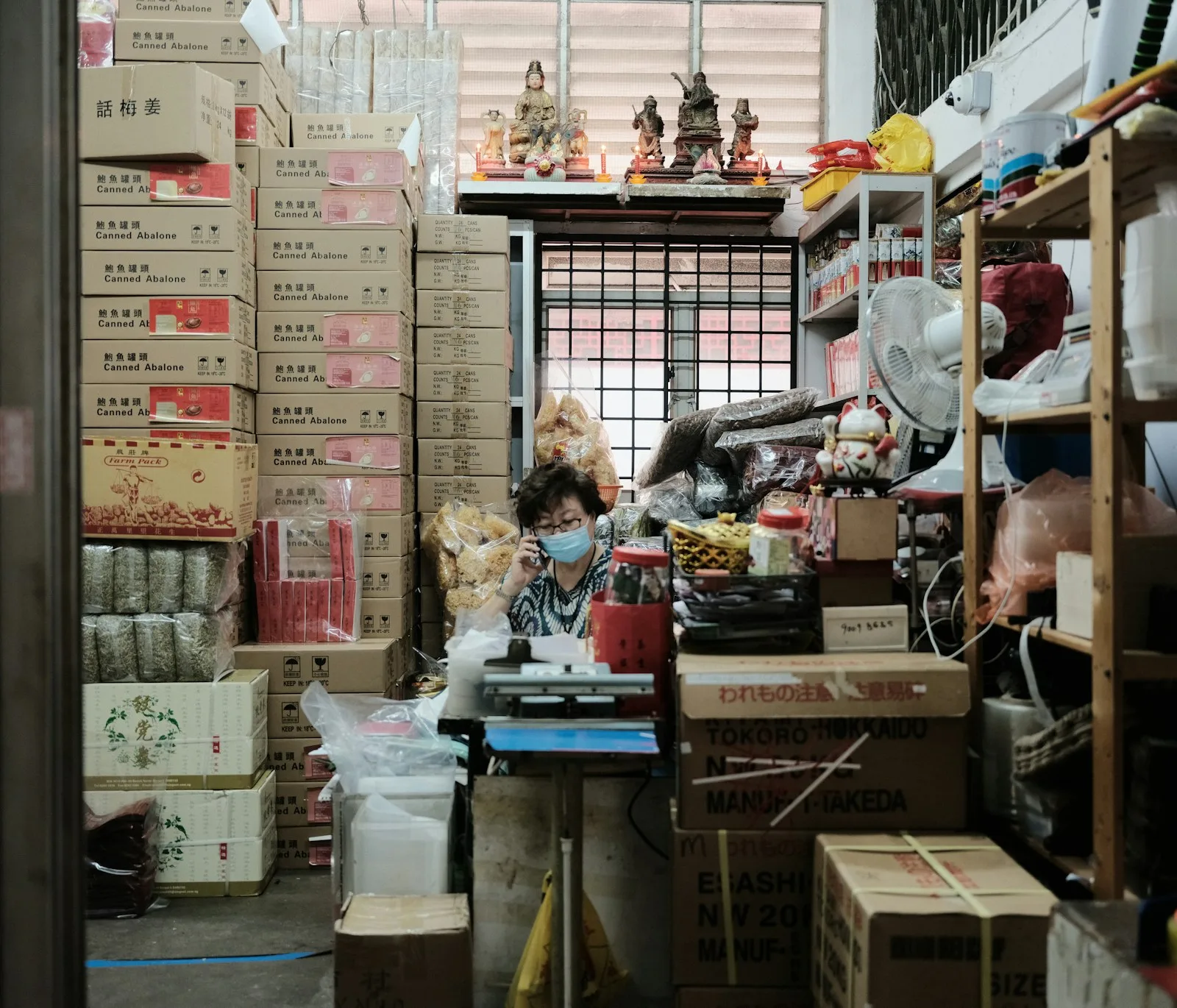 Photo of a supplier dealing with calls.