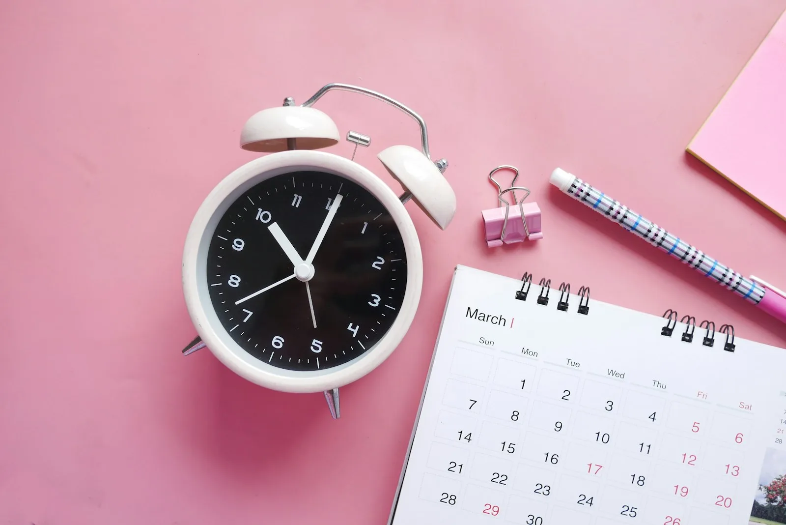 Image of calendar and an alarm clock
