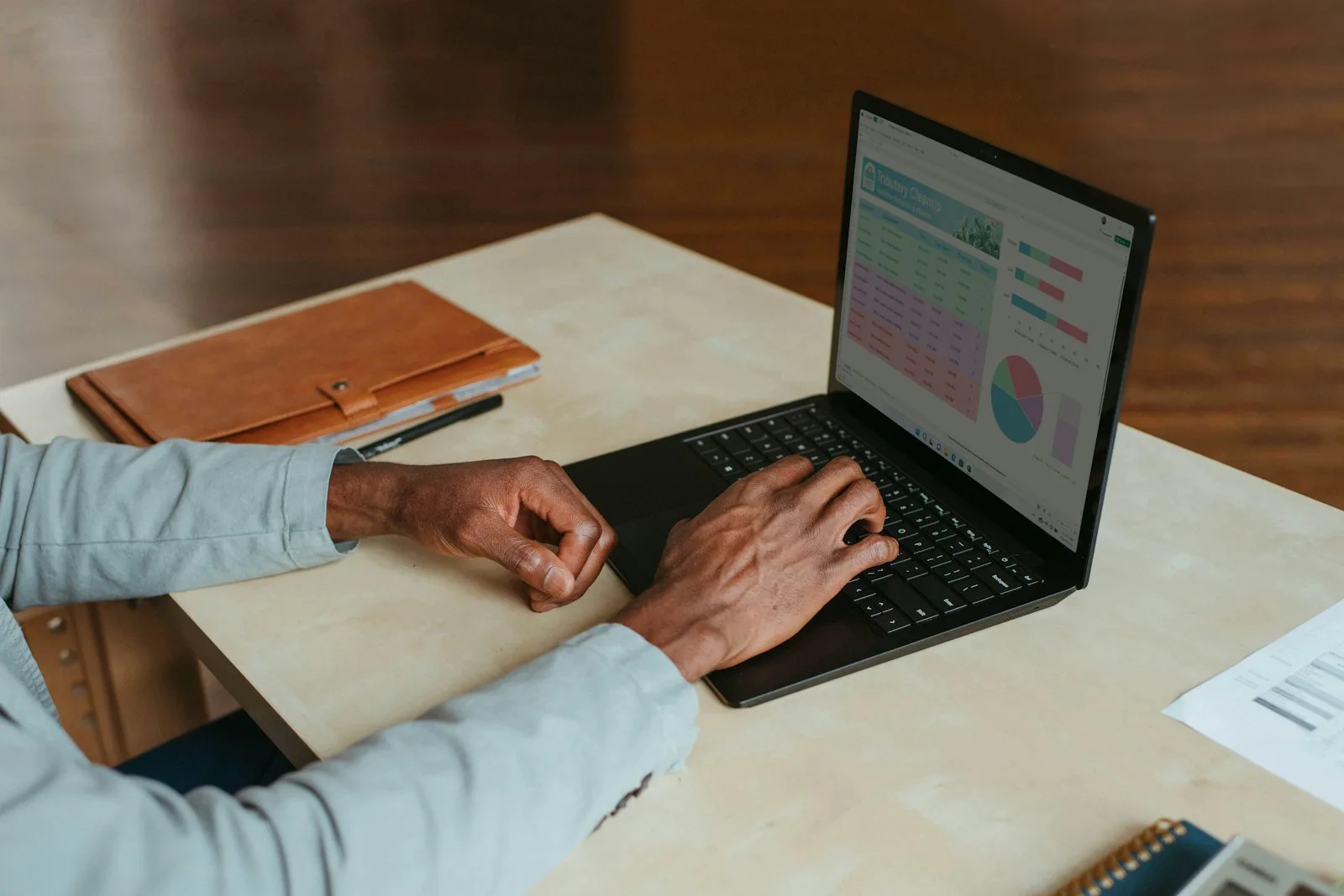 A person working as a freelancer to earn extra cash apart from his day job